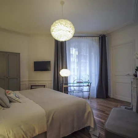 Relais12bis By Eiffel Tower Bed & Breakfast 4*